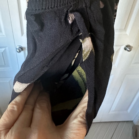 Le chateau elastic waistband cropped wide legged floral pants - Picture 3 of 5